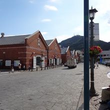 ベイエリアに並ぶ赤レンガ倉庫群