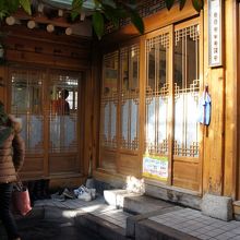 中庭から部屋へ　伝統的な様式です