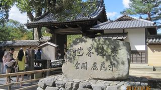 やはり京都観光の一押しはここ、まばゆい金色とそこに移る金閣寺が非常にきれいですね