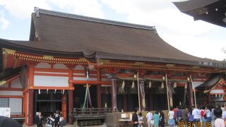 京都のメイン通りからまっすぐにあり、きれいな神社で、ここを拠点にそぞろ歩きがいいですよ