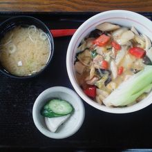 美容中華丼　700円　結構な量です。