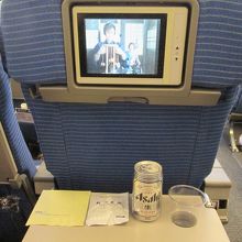 エコノミー席、飲み物サービスから開始