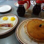 ブルーベリー・パンケーキと卵２個＆ベーコンの朝食セット