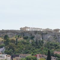 窓から見える昼間のアクロポリスです。