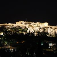 窓から見える夜のアクロポリスです。