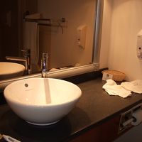 後付でしょう。背の低めの私には不便でした。