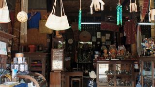 古い民家に北部タイの山岳民族にかかわるものがすべて詰まった不思議なお店。