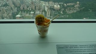 高速エレベーターで一気に上ります