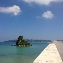 奥に浮かぶのが古宇利島