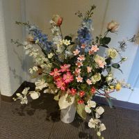 エレベーターホールにも花が飾られていました．