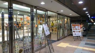 おしゃれなお店が集まっています．地下ではおみやげのお菓子も手に入りそう．