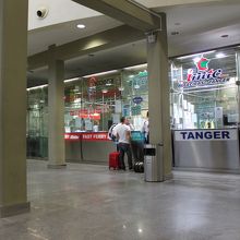 チケットブース。これは出発の日の朝早いので窓口は閉まっている