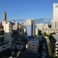 駅前でひときわ目立っています．