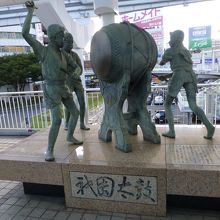 南口には小倉祇園太鼓の像