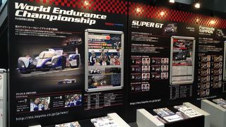 地下には、車の体感型ゲーム機が有ります。一人１回の制限の中、多くの子供たちがならんでいて、レーサー気分でくるまを操作できます。