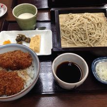 富岡名物かつ丼セット。ごまプリンもおいしかった。