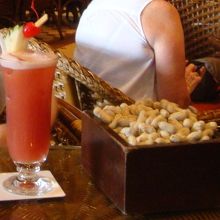 シンガポールスリングと無料の落花生