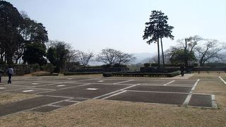 御殿は、併設する大書院のように立体的に復元できる資料がないため、現在発見されている６種類の間取り図の中で最も古い図をもとに平面表示の工法で整備したとの事