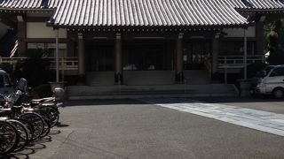 大通りに面している