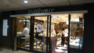 表参道の駅直結ベーカリーカフェ