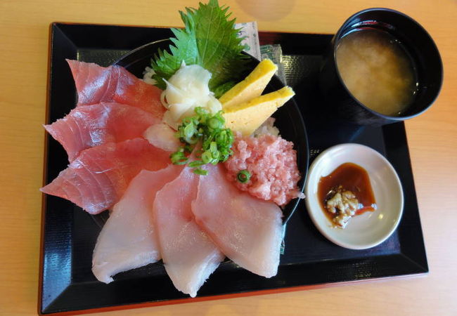 サマサ水産　マグロづくし丼