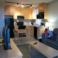 リビング・キッチン、まな板、包丁、皿、鍋等一通り揃っています