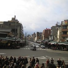 八坂神社からの河原町の人出