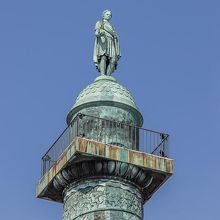 広場の中の銅像