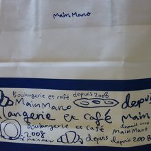 お店の紙袋もおしゃれです．