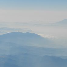 八ヶ岳（手前の山）と富士山