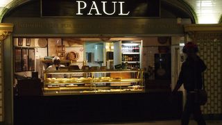 パリ市内でよく見かけるブーランジェリーのポール