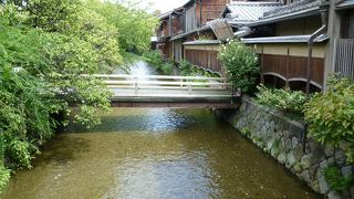 石畳の白川に情緒ある町家がみれます