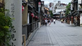 四条通りを南北に通っています