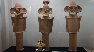 にこやかに笑った大きな埴輪