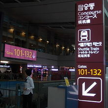 100番台ゲートへと移動する下り口を囲むように新羅が並びます