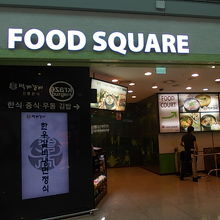 １F入口の様子。ここから２Fに上がります