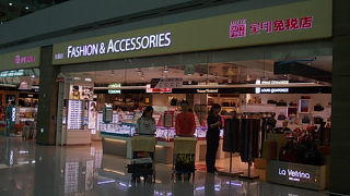 出国審査場から向かって右手に多くのショップがあります