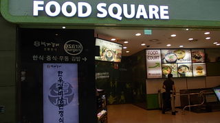 制限エリア内では一番大きなフードコートですが・・・