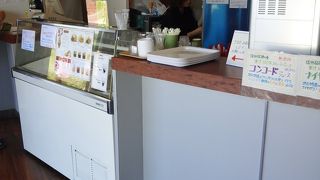 ロイヤルスウィートバニラソフトクリームが食べてる