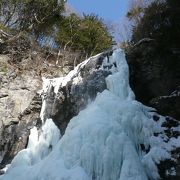 コバルトブルーに輝く氷瀑