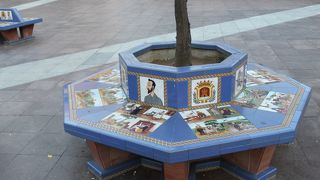 絵の描かれたタイルのベンチは座るのがもったいない。