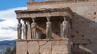 パルテノン神殿と比べると優美な感じ