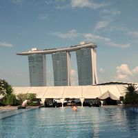 屋上のプールから見たマリーナ・ベイ・サンズ