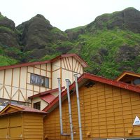 ニシン番屋を改造した建物の後ろには桃岩が