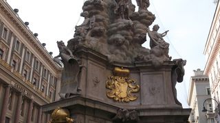 天使が突き落としている老婆・・・