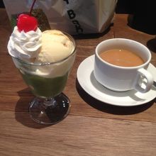 オシャレカフェ、一人向けのカウンター席もあり