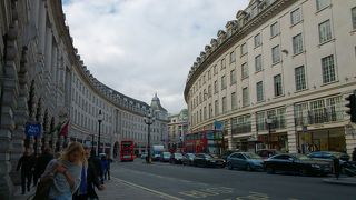 ロンドンの中心部、道の曲線が美しいショッピングストリート(リージェントストリート)