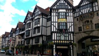 古い建物は必見、ショッピングしなくても楽しめます（リバティ）