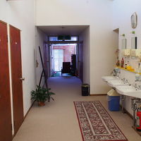 廊下にある共同の洗面所。ドライヤーもありました。