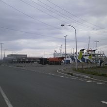 向こう側がサハリン行きのフェリーターミナルです。